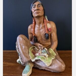 1985 UNIVERSAL STATUARY CORP 423 NATIVE AMERICAN MALE SITTING SCULPTURE 11.5X9